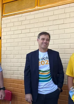 Recebido sob aplausos, ministro André Mendonça vota em zona eleitoral do DF