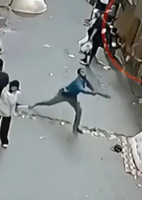 Vídeo mostra homem salvando criança que caiu de prédio no Egito