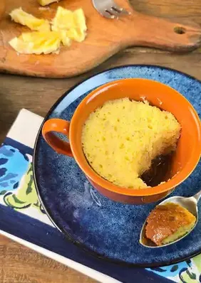 Bolo de caneca com banana e doce de leite fica pronto em 3 minutos no micro-ondas