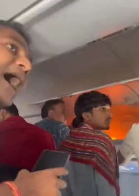 Vídeo: carregador portátil pega fogo em voo e avião faz pouso de emergência
