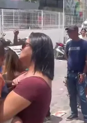 Eleitores enfrentam fila que dobra quarteirão e reclamam de espera para votar