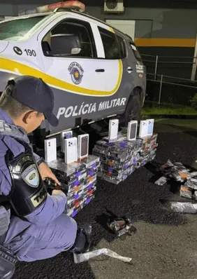 Farinha de trigo milionária: PM acha 342 celulares escondidos em caminhão