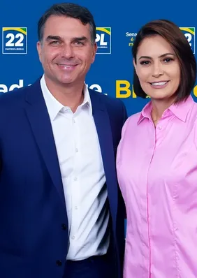 Michelle Bolsonaro confirma a aliados que Flávio deixou o Brasil