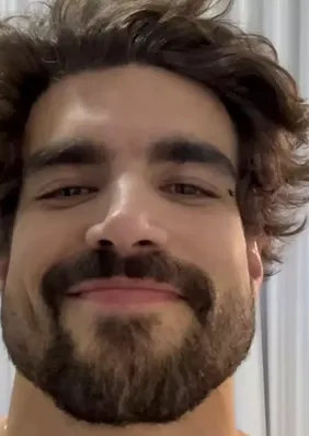Vídeo de Caio Castro tomando banho viraliza na web: “Delícia”