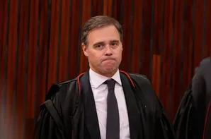 André Mendonça suspende propaganda eleitoral de Lula que liga Flávio às milícias
