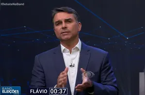 Flávio diz que Brasil está subordinado a "organizações terroristas"