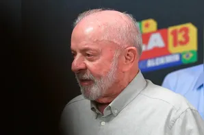 Lula faz novo ataque a Flávio: "Defendam o Brasil"