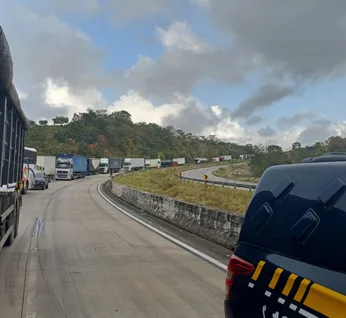 Tombamento de veículo interdita trecho da BR-101 em Junqueiro