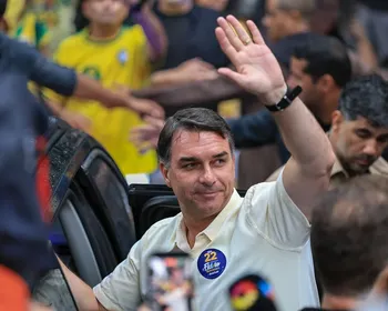 A aliado, Flávio Bolsonaro diz que está "esfriando cabeça", mas não responde se deixou Brasil