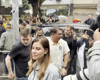 À frente nas pesquisas no 2º turno, Flávio Bolsonaro vota no Rio de Janeiro