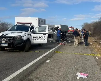 Acidente entre van e caminhonete deixa ao menos seis mortos na PB