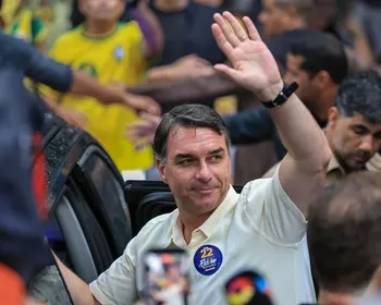 Aliados mineiros apontam perseguição a Flávio e apoiam saída do país