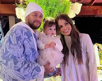 Amanda Kimberlly faz boletim de ocorrência após ataques à filha com Neymar