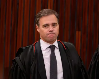 André Mendonça suspende propaganda eleitoral de Lula que liga Flávio às milícias