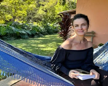 Aos 51 anos, Carolina Kasting reflete sobre envelhecimento: "Melhor fase"