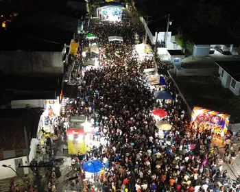 Apoiadores participam de festa após eleição de Guilherme Lopes em Penedo
