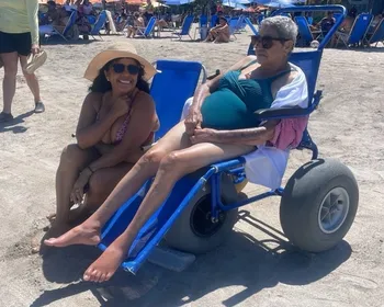 Após quatro anos, idosa cadeirante volta a tomar banho de mar