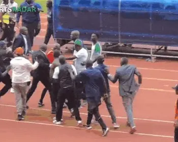 Árbitro no Quênia é perseguido em campo após assinalar pênalti em partida