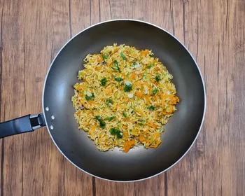 Arroz frito com cenoura e abobrinha: receita individual para o almoço