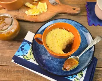 Bolo de caneca com banana e doce de leite fica pronto em 3 minutos no micro-ondas