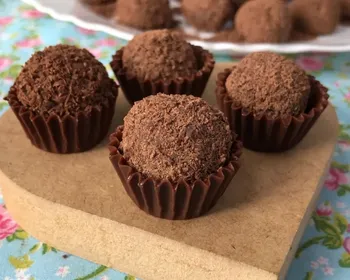 Brigadeiro com leite na massa: receita rende 30 docinhos