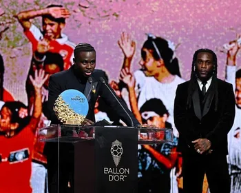 Bukayo Saka, do Arsenal, leva Prêmio Sócrates na cerimônia da Bola de Ouro