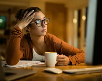 Burnout em jovens: pressão no trabalho e redes sociais podem elevar casos
