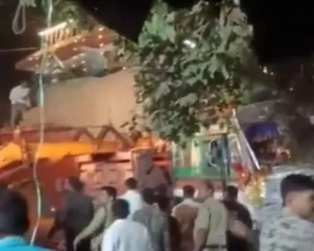 Caminhão desgovernado atinge templo e deixa 15 mortos