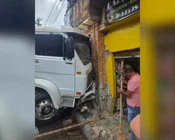Caminhão desgovernado atropela cliente dentro de relojoaria
