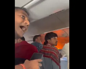 Vídeo: carregador portátil pega fogo em voo e avião faz pouso de emergência