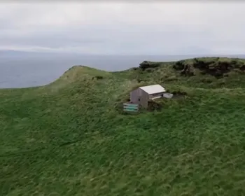 Casa mais solitária do mundo ganha energia solar na Islândia