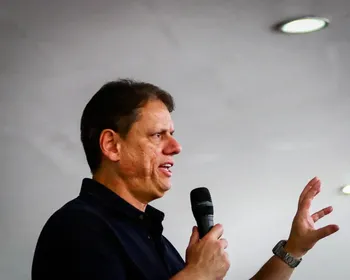 Com Flávio nos EUA, Tarcísio adota tom nacional e prega unidade da oposição