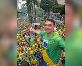 Com multidão, sem discurso: como foi último ato de campanha de Flávio em MG. Vídeo