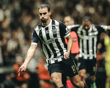 Com time misto, Atlético-MG bate o Coritiba e ganha posições no Brasileirão