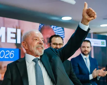 Com TSE sob ataque e enfraquecido, Lula desdenha da lei eleitoral e até distribui dinheiro
