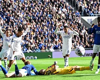 Dibu Martínez deixa jogo do Chelsea imobilizado em ambulância após choque na cabeça