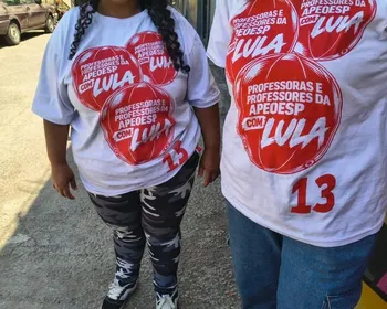 Dupla diz ter sido coagida a tirar camiseta do PT para entregar a jovens