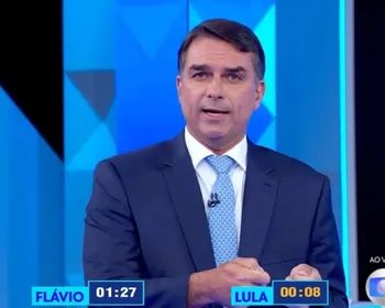 Durante debate, Flávio diz que Lula “dá com uma mão e tira com 9 dedos”