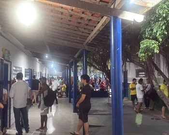 Eleições 2026: filas permanecem após fechamento dos portões em Maceió