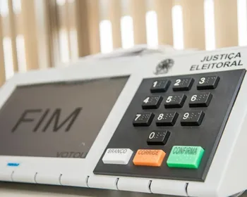Eleitor é preso após colar tecla 3 de urna em zona eleitoral