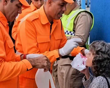 Eleitora de 85 anos cai e se machuca após escorregar em santinhos em Minas