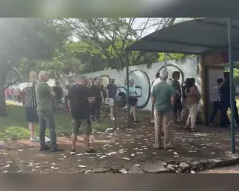 Eleitores que já estiveram na fila às 17h têm direito de votar