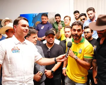 Em Goiás, Flávio Bolsonaro recebe apoio de mais de 30 cantores sertanejos
