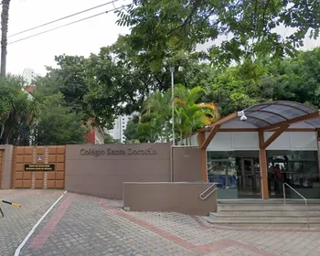 Escola mantém aulas após morte de professora e revolta alunos