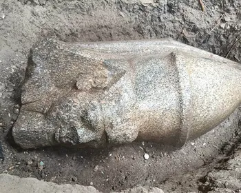 Estátua de Ramsés II com coroa dupla é achada por acaso no Egito