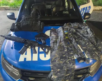 Falso policial ameaça vizinhos com farda e fuzil de airsoft