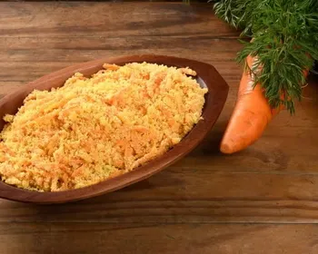 Farofa de cenoura com farinha de milho: acompanhamento para o almoço