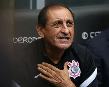 Favorito no Corinthians, Ramón Díaz tem suspensão de seis jogos