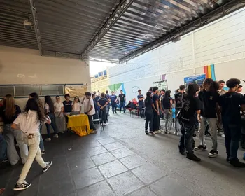 Feira em escola de Maceió incentiva alunos a escolherem uma profissão