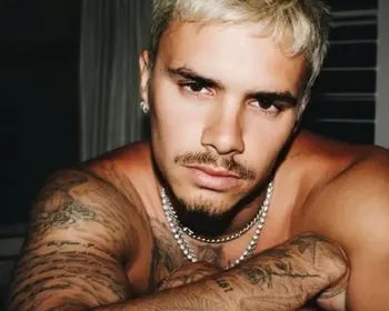 Filho de Beckham vive romance gay em novo filme 'sensual' e 'comovente'